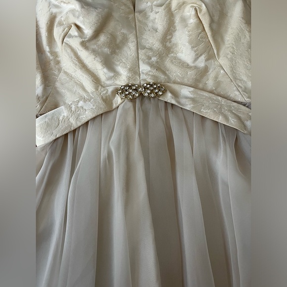 Vintage 1960s Wedding Dress - Picture 3 of 6
